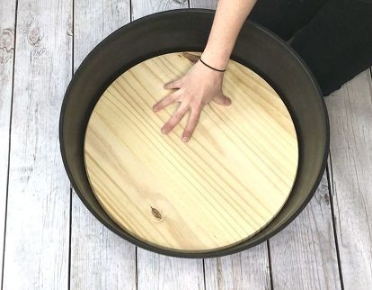 Get gorgeous patio decor in just 5 minutes - This is so cool! Spring is finally upon us! Hallelujah!!! I've been waiting for this nice weather since last summer ended and now the time has come to start sprucing up our yard again. Small Outdoor Table, Diy Patio Table, Diy Outdoor Table, Diy Side Table, Outdoor End Tables, Patio Side Table, Barrel Planter, Diy End Tables, Patio Fire Pit