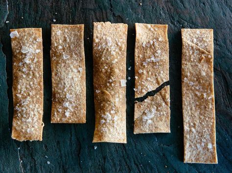 olive oil crackers Olive Crackers, Savory Shortbread, Saveur Recipes, Olive Oil Crackers, Make Your Own Crackers, Cracker Recipe, Holiday Party Appetizers, Wheat Crackers, Crackers Recipe