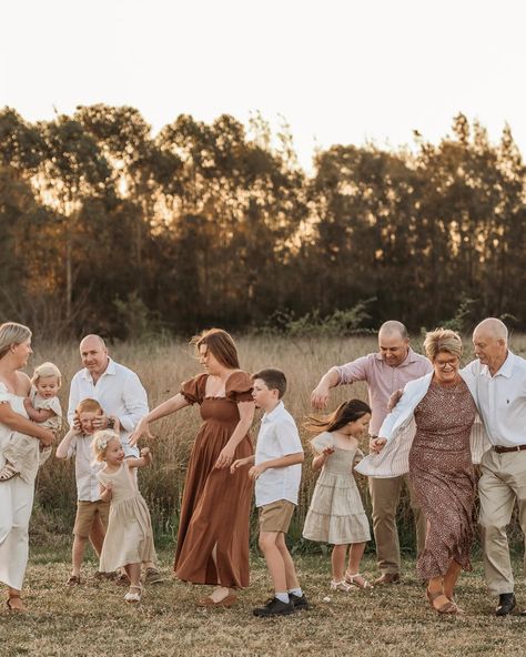 Extended Family Sessions. 🍂🤎🤍 The value of these sessions is honestly hard to put into words. (And even harder to share in an album because how do you narrow down a gallery like this?! 🥰) Images with your own parents, images that your children have to treasure with their grandparents…🥹 I know we don’t all have this privilege and if you have lost a parent, you know the value and the gratitude of every single photo you have of them…and that you would do a session just like this one in a hear... Family Photo Shoot With Grandparents, Family Portraits Grandparents, Family Photography With Grandparents, Extended Family Session Outfits, Extended Family Photos Outfits, Family Picture Inspiration, Family Photoshoot In Park, Extended Family Photo Poses, Extended Family Photoshoot Outfits