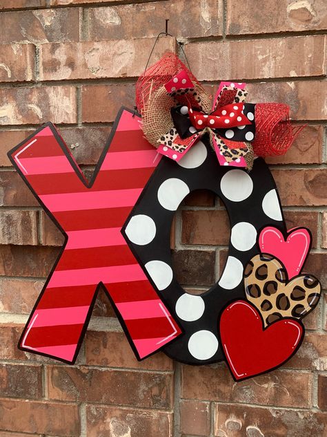 Valentine Door Decorations, Valentines Door Hanger, Valentine Mailbox, Door Hangers Diy, Valentines Sign, Valentines Patterns, Door Signs Diy, Diy Valentines Decorations, Christmas Door Hanger