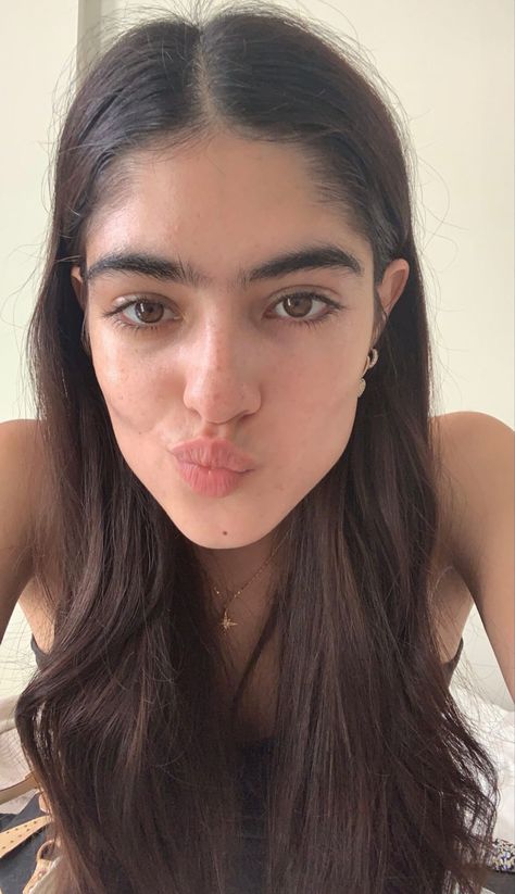 Simple Cute Hairstyles, Natalia Castellar, Shooting Modes, Bushy Eyebrows, Sofia Boutella, Full Eyebrows, Face Structure, Lips Photo, Girly Makeup