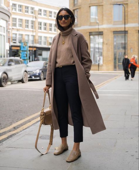 Hannah | COCOBEAUTEA on Instagram: “That coat again. 🙈” Female Lawyer Fashion, How To Wear Ankle Boots, Ootd Instagram, Lawyer Fashion, Stylish Suit, Winter Capsule Wardrobe, Looks Street Style, Fashion 101, Casual Work Outfits