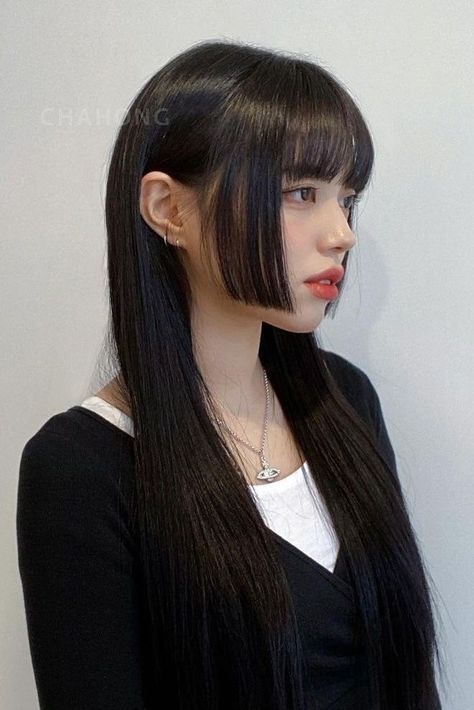 This post is about the most trendy hime haircut ideas that are on trend in Korea and will add a fresh, chick twist to your everyday beauty look. #himecut #koreanhairstyle Hime Cut Hairstyles, Hime Haircut, 앞머리 스타일, Japanese Haircut, Hime Cut, Straight Black Hair, Cut Hairstyles, Japanese Hairstyle, Haircuts Straight Hair