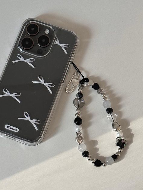 Phone Accessories Charms, Aesthetic Phone Cases Black, Iphone Charms Aesthetic, Diy Bead Phone Strap, Black Phone Straps Beads, Iphone Phone Charm, Cell Phone Charm Strap, Cute Phone Cases With Charms, How To Make Charms For Phone