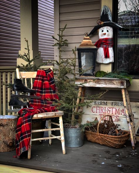 Country Front Porch Christmas Decor, Country Deco, Christmas Cabin, Christmas Tree Decorating Ideas, Christmas Entryway, Tree Decorating Ideas, Minimalist Christmas Decor, Outside Christmas Decorations, Nostalgic Christmas