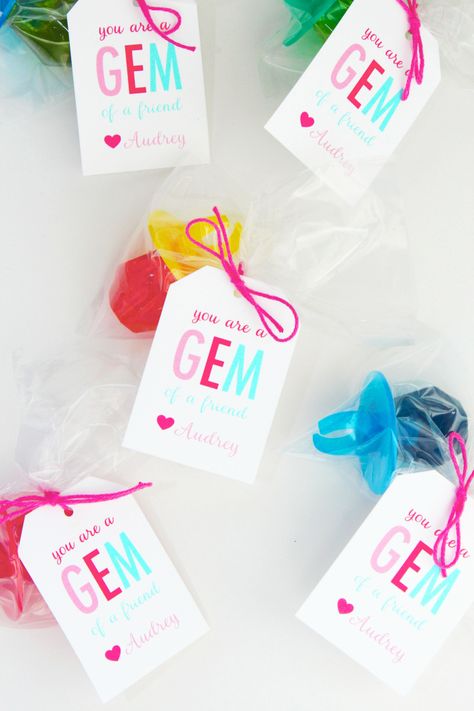 20 Valentine Gifts for Classmates! - Lifestyle with Leah Gifts For Classmates, Ring Pop Valentine, Clever Valentines, Friend Valentine Gifts, Friends Valentines Day, Hari Valentine, Class Valentines, Valentine Gifts For Kids, Valentine's Day Printables