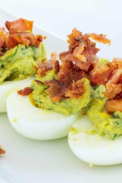 Easy and bursting with flavors, Avocado Deviled Eggs are better than the usual. Deviled Eggs with creamy Guacamole, topped with crispy bacon bits are the St Patrick's Day Food Ideas, Classy Appetizers, St Patrick's Day Appetizers, St Patrick's Day Food, Cucumber Tea Sandwiches, Avocado Deviled Eggs, Glazed Meatballs, Bacon Wrapped Asparagus, Bacon Avocado