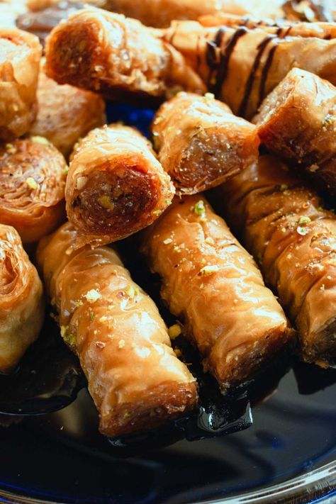 Easy Mini Baklava (4 different ways) - Real Greek Recipes Mini Baklava, Baklava Rolls, Baklava Recipe Easy, Chocolate Baklava, Phyllo Recipes, Greek Pastries, Greek Cookies, Baklava Recipe, Bakers Chocolate