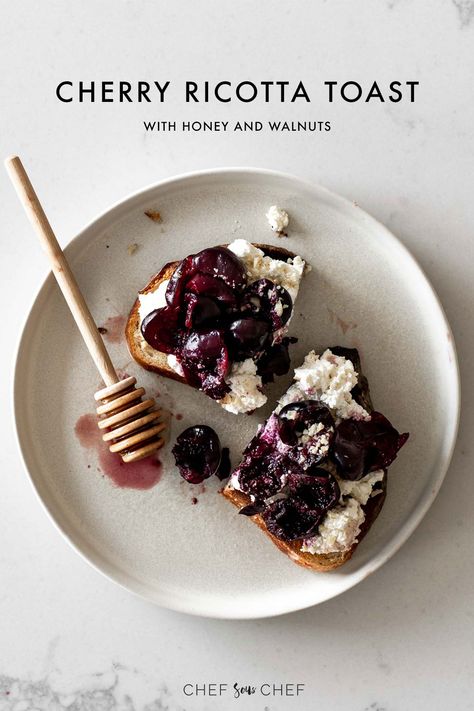 Homemade Ricotta Toast with Cherries Winter Toast Ideas, Fancy Breakfast Aesthetic, Aesthetic Breakfast Recipes, Healthy Cherry Recipes, Jam Aesthetic, Gourmet Toast, Alkaline Breakfast, Sweet Toast, Fancy Toast