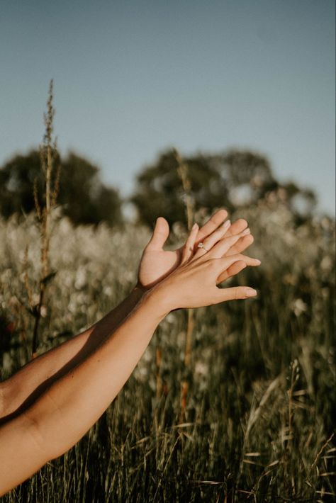 Picnic Engagement, Cute Engagement Photos, Couple Engagement Pictures, Photos Aesthetic, Vision Board Pictures, Engagement Pictures Poses, Engagement Inspo, Photographie Inspo, S Photo