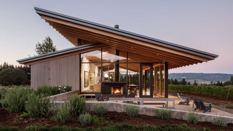 Oregon wine tasting room by Lever Architecture embraces fertile landscape Wine Tasting Room, Wood Architecture, Roof Architecture, Hus Inspiration, Roof Design, Tasting Room, Beautiful Architecture, Architecture Project, Design Case