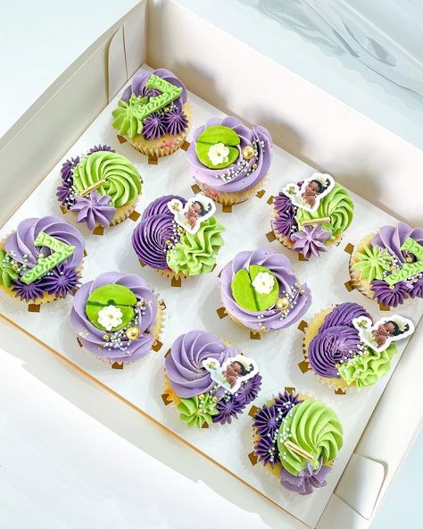 👑Princess Tiana cupcakes to go along with the marshmallows treats for Lyla. 🐸… | Instagram Princess And Frog Cookies, Princess Tiana Birthday Cake Ideas, Princess Tiana Cakes, Princess Tiana Dessert Table, Princess Tiana Treats, Princess Tiana Cupcakes, Princess Tiana Food Ideas, Princess Tiana Party Ideas, Princess Tiana Cake Ideas