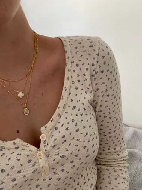 Cute Stacked Necklaces, Winter Necklace Stack, Can Cleef Necklace Stack, Van Cleef Layered Necklace, Van Cleef Layering, Clean Girl Necklaces, Gold Necklace Van Cleef, Vanilla Girl Jewelry Gold, Gold Jewelry Stacking