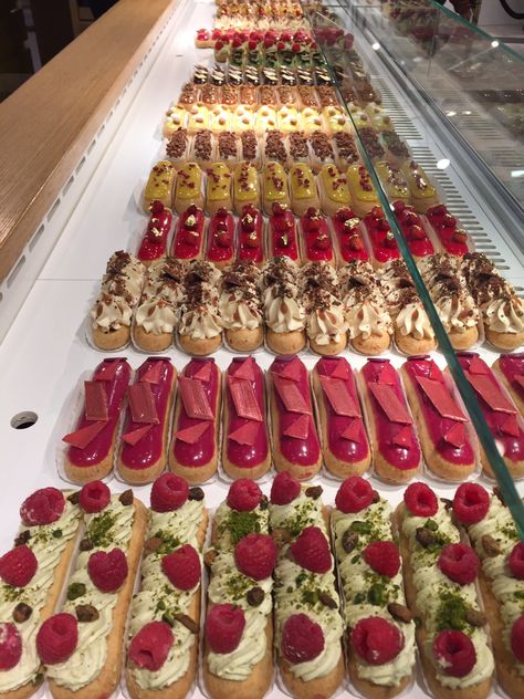 Gourmet Eclairs, Wedding Eclairs, Complex Desserts, Cafe Pastries, Patisserie Desserts, Paris Desserts, Cafe Sweets, Patisserie Shop, Bakery Sweets