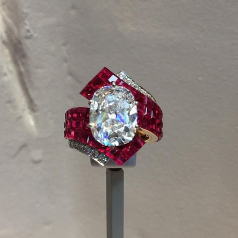 Van Cleef and Arpels #treasureofrubies @vancleefarpels Lux Jewelry, Vintage Engagement Ring Settings, Jewelry Beauty, Rose Gold Engagement Ring Vintage, Cushion Engagement Ring, Amethyst Studs, Van Cleef And Arpels, Engagement Ring For Women, Ruby Jewelry