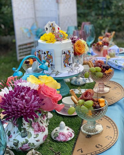 Alice In Wonderland Brunch, Alice In Wonderland Picnic, Xv Ideas, Girl Dinosaur Party, Alice In Wonderland Decorations, Birthday Crowns, Quinceañera Ideas, Alice In Wonderland Tea Party Birthday, Onederland Birthday Party