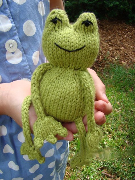 Weave Ideas, Knitted Frog, Charity Knitting, Knitted Accessories, Animal Knitting Patterns, Creative Knitting, Baby Knitting Patterns Free, Knitted Animals, Green Frog