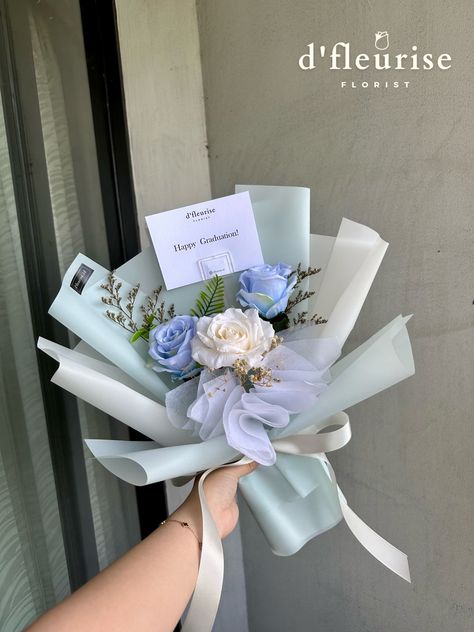 Graduation Flowers Bouquet Blue, Baby Blue Flower Bouquet, Graduation Flowers Bouquet, Blue Flower Bouquet, Blue Flowers Bouquet, Graduation Flowers, Diy Bouquet Wrap, 7 Wallpaper, Stickers Ideas