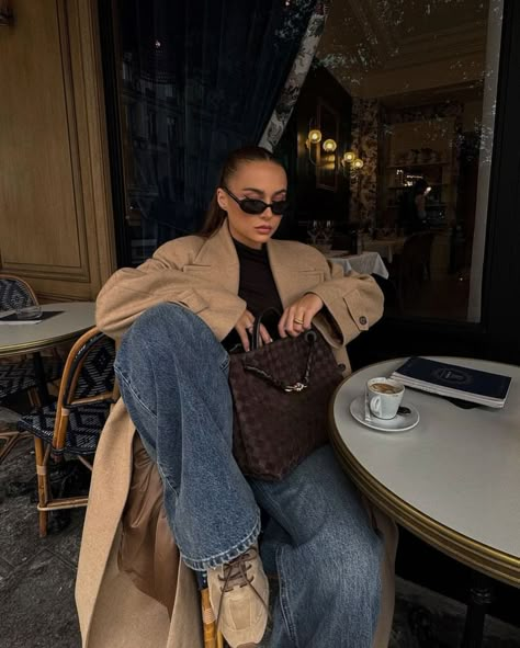 Camel Coat Outfit Winter Style, Brown Bag Outfit, Bottega Veneta Outfit, Wide Leg Jean Outfits, Long Coat Outfit, Camel Coat Outfit, Winter Travel Outfit, Casual Outfit Inspiration, Bag Outfit