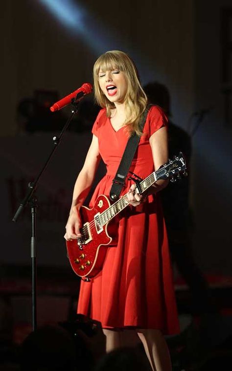 Taylor Swift in red playing a red Gibson Les Paul. Taylor Swift Red Tour, Loving Him Was Red, Estilo Taylor Swift, Red Tour, Swift Photo, Taylor Swift Red, Taylor Swift Outfits, Red Taylor, Taylor Swift Album