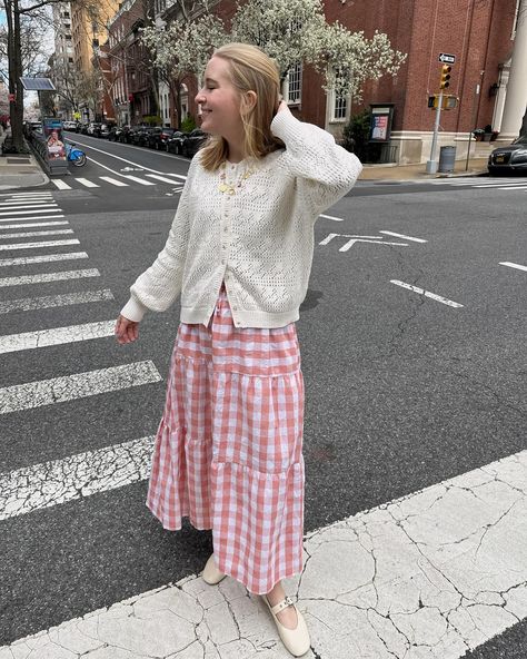 spring is in the air 🌸☁️🚕 @sezane #sezanelovers outfit: https://liketk.it/4DhyG 🏷️ spring outfit, spring outfit idea, spring style, spring aesthetic, spring vibe, Pinterest girl, Pinterest aesthetic, ugc creator, outfit inspo, Mary janes ourfir, gingham skirt outfit, Sézane cardigan outfit Gingham Fall Outfit, Gingham Skirt Outfit, Spring Outfit Idea, Cardigan Outfit, Gingham Skirt, Aesthetic Spring, Spring Is In The Air, Pinterest Aesthetic, Cardigan Outfits