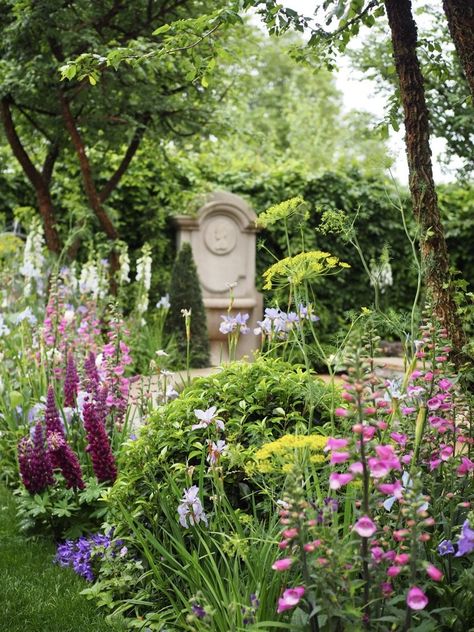 Inspiring Garden Border Design Ideas As Seen At Chelsea Flower Show 2024 — MELANIE LISSACK INTERIORS Garden Border Design, Boundary Design, Border Design Ideas, Small English Garden, Garden Border Ideas, Cottage Garden Borders, Plant Combos, Flower Borders, Chelsea Garden