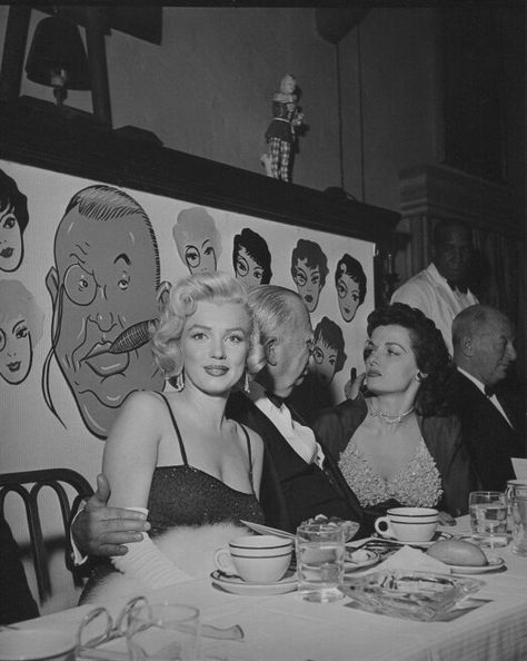 Marilyn, Charles Coburn, and Jane Russell at Charles Coburn's birthday party,  1952 The Beverly Hills Hotel, Marilyn Monroe Fashion, Jane Russell, Gentlemen Prefer Blondes, Beverly Hills Hotel, Marilyn Monroe Photos, My Kind Of Woman, Norma Jean, Norma Jeane