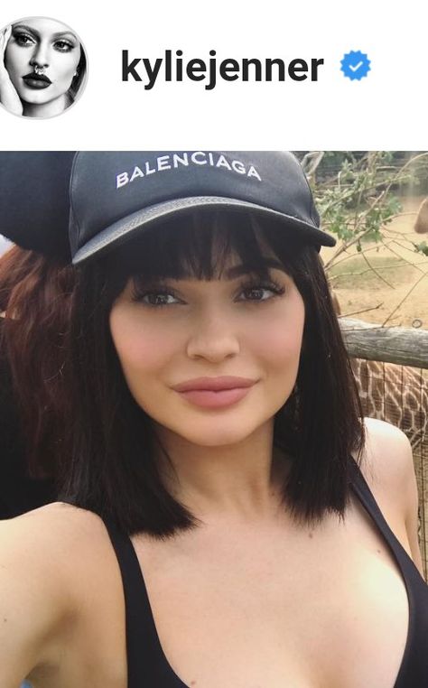 Kylie's blunt bangs. July 2017 Kylie Jenner With Bangs, Kylie Bob Haircut, Kylie Jenner Short Hair, Kardashian Aesthetic, Kylie Jenner Face, Kylie Jenner Hair Color, Ropa Kylie Jenner, Kylie Jenner Hair, Black Bob