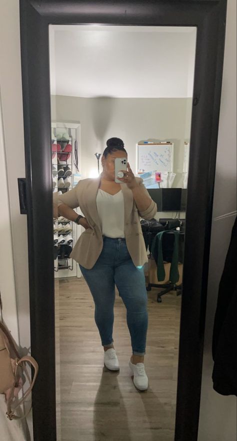 Plus Size Work Clothes Business Casual, Jeans Work Outfit Plus Size, Plus Size Outfits For Interviews, Womens Business Casual Summer Plus Size, Business Woman Outfits Plus Size, Semi Casual Outfit Women Plus Size, Office Outfits With Sneakers Plus Size, Plus Size Work Dinner Outfit, Plus Size Salon Outfit