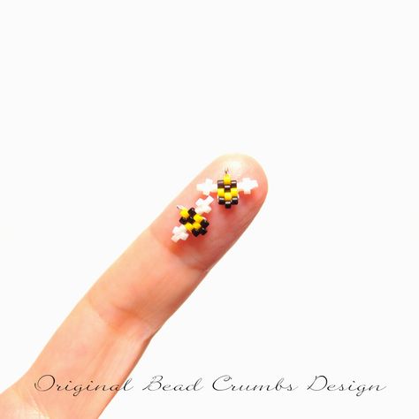 Bee Seed Bead, Seed Bead Charms, Loom Beading Patterns, Miyuki Beads Pattern, Seed Bead Crafts, Astuces Diy, Motifs Perler, Bead Weaving Patterns, Beaded Crafts