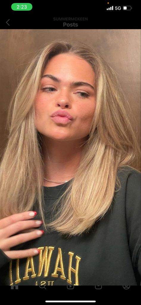 Cute Haircuts For Medium Hair Blonde, Blonde Shorter Hair, Blonde Midlength Haircuts, Shorter Medium Length Haircut, Shorter Thick Hair Styles, Medium Length Haircut With Layers Straight Hair Blonde, Blonde Thick Hair Cuts, Cute Shorter Haircut, Medium Length Haircut For Thick Hair Long Layered Short Hairstyles