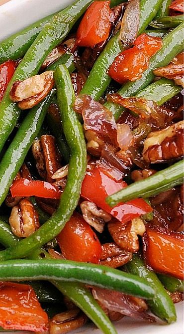 Green Beans with Pecans, Red Peppers and Onions. These are different and sound wonderful! Easy Green Bean Recipes, Roasted Winter Vegetables, Easy Green Beans, Winter Crops, Winter Vegetables, Sauteed Veggies, Vegetable Side, Green Bean Recipes, Fall Food