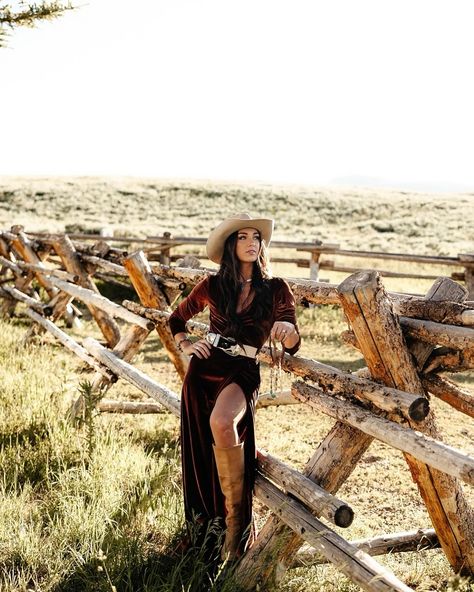 Posting yesterday’s reel reminded me I needed these to have another place on my feed - never getting over this day ❤️‍🔥🤠 Couple: @timandtaylorofficial Accessories: @mountaingemshe #coloradophotographer #coloradoweddingphotographer #washingtonphotographer #washingtonweddingphotographer #montanaphotographer #montanaweddingphotographer #destinationphotographer #adventurephotographer #destinationweddingphotographer #destinationwedding #westernweddingphotography #westernweddingphotographer #west... Roadtrip Photos, Western Luxury, Getting Over, Modern Western, Adventure Photographer, Couples Photo, Fall Family Photos, Western Wedding, Fall Family