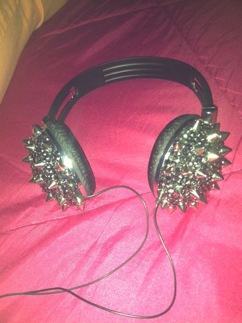 Cute, jamming, rockstar, spiky headphones. Spiky Headphones, Trashy Y2k Aesthetic, Estilo Dark, Catty Noir, Scene Queens, Bumbo, Estilo Grunge, Trashy Y2k, Scene Emo