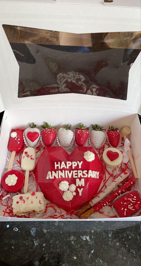 Happy Anniversary Chocolate Strawberries, Heart Chocolate Mold Ideas, Anniversary Breakable Heart, Anniversary Chocolate Strawberries, Treats Business, 1st Anniversary Cake, Brownies Ideas, Sweet Business, Romantic Treats