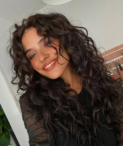 Haar • Instagram Italian Woman Curly Hair, Large Rod Perm Medium Hair, Curly Haircut Face Framing, Long Wavy Haircuts With Bangs, Natural Wavy Hair Cuts, Curly Hair Side Bangs, Long Layered Curly Hair Face Framing, Model Curly Hair, Naturally Wavy Hair Cuts