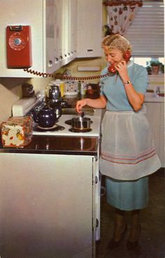 1950s sheath house dress and white organdy apron. Woman Cooking, Telephone Vintage, Vintage Housewife, Happy Housewife, 1950s House, Retro Housewife, Dress History, Casa Vintage, Domestic Goddess