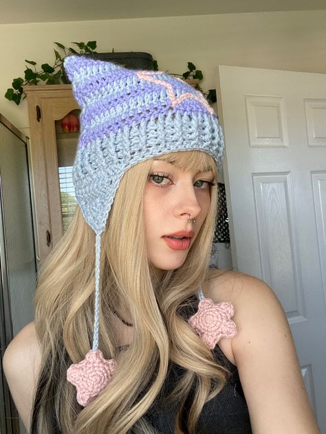 Star Girl Makeup, Hairstyles With Beanies, Girl Makeup Aesthetic, Cute And Easy Hairstyles, Crochet Store, Fingerless Gloves Crochet Pattern, Bisexual Flag, Crochet Fairy, Blonde Hairstyles