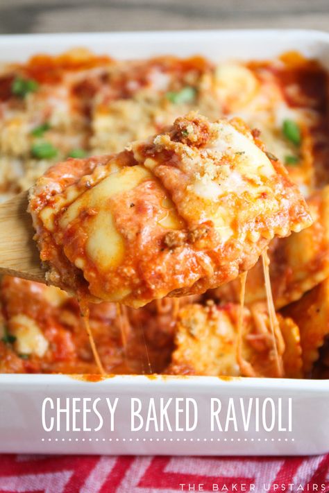 Cheesy baked ravioli - super quick and easy to make, and so delicious! Ravioli Casserole, Baked Ravioli, Gnocchi Dishes, Ravioli Bake, Ravioli Recipe, Pot Stickers, Easy Cheesy, Dinner Meals, Easy Dinners