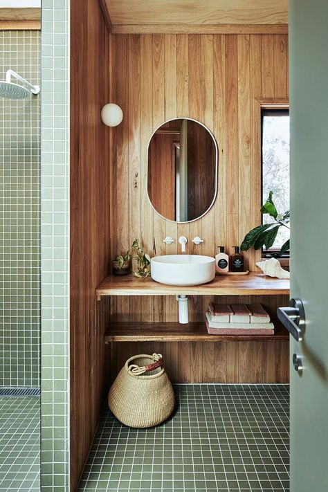 Drømme Bad, Oak Bathroom Vanity, Oak Bathroom, Cabin Bathrooms, Scandinavian Bathroom, Beach Cabin, Bathroom Units, California Casual, Bathroom Vanity Units