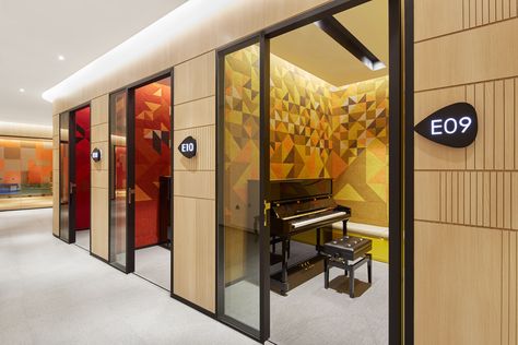 Music Practice Room Design, Music Classroom Interior Design, Music Academy Interior Design, Modern Music Classroom, Music School Interior Design, Music Class Design, Music Rehearsal Room, Music Academy Design, Music School Architecture