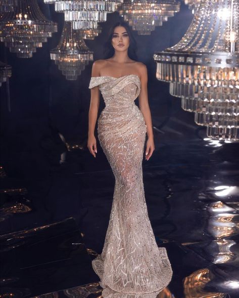 Sheer, elegant beige evening dress with a heart-shaped neckline, richly embellished with crystals, with one off-the-shoulder sleeve. Beige Evening Dress, Elegant Silk Dresses, Matric Dance Dresses, Outfit Anime, Matric Dance, Trendy Coat, Gorgeous Prom Dresses, Outfit Classy, Dinner Dress Classy