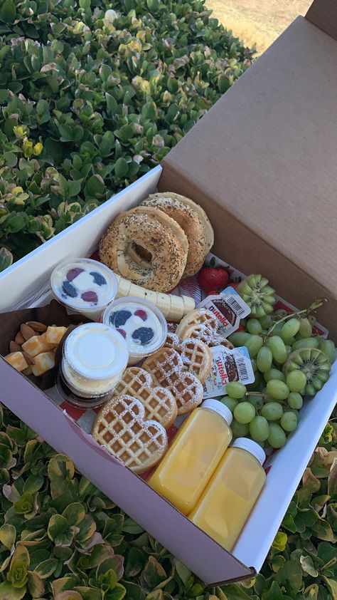 Dessert Picnic Aesthetic, Morning Picnic Breakfast, Picnic Lunch Date, Breakfast Ideas With Friends, Individual Picnic Box Ideas, Snacks For Hangouts, Healthy Box Gift, Lunch Picnic Ideas Food, Bento Box Picnic