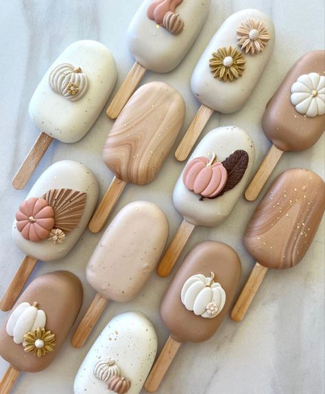 Fall Cakesicles Ideas, Fall Cakesicles, Christmas Cakesicles, Fall Cake Pops, Mobile Bakery, Cakesicles Ideas, Elegant Cake Pops, Strawberry Cake Pops, Cake Popsicles