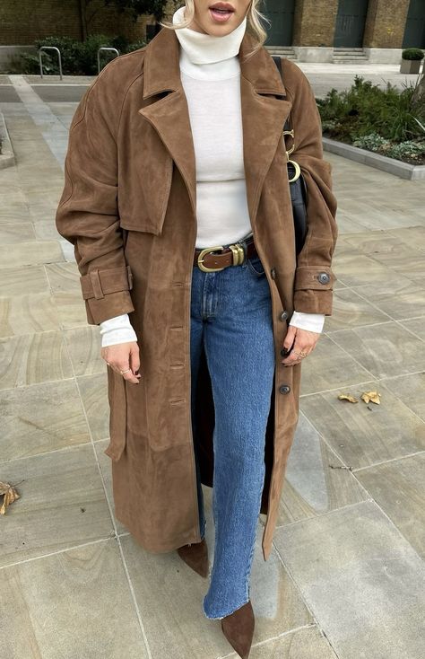 Long Coat Outfits, Brown Coat Outfit, Suede Boots Outfit, Coat Outfit Ideas, Winter Layering Outfits, Long Suede Coat, Brown Boots Outfit, Rainy Day Outfit For Work, Long Coat Outfit