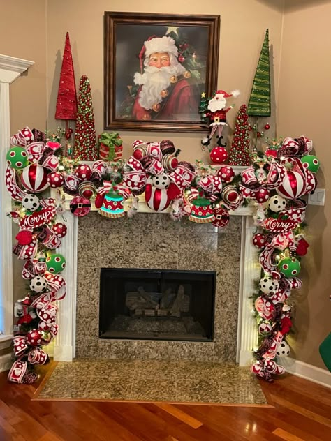 Pretty Christmas Decorations, Whoville Christmas, Christmas Tree Decorating Themes, Christmas Fireplace Decor, Christmas Float, Christmas Themes Decorations, Christmas Mantel Decorations, Christmas Tree Inspiration, Christmas Mantle