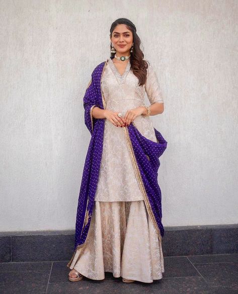 Mrunal Thakur Sita Ramam, Thakur Wallpaper, Mrunal Thakur Hd Wallpaper, Mrunal Thakur Saree, Mrinal Thakur, Pics Edit, Sita Ramam, Mrunal Thakur, Trendy Outfits Indian