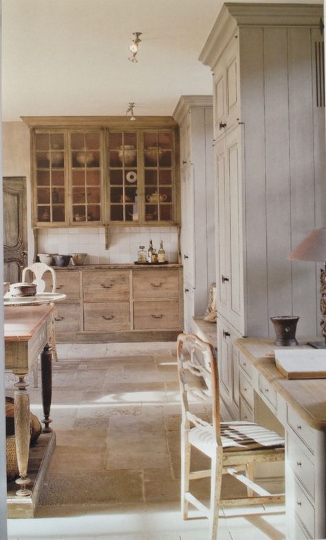 Rustic Kitchen in neutrals. French Country Kitchen Designs, Case In Stile Country, Country Kitchen Designs, French Country Kitchens, Inspiration Kitchen, French Country Kitchen, Oak Kitchen, Kitchen Trends, Farmhouse Sink