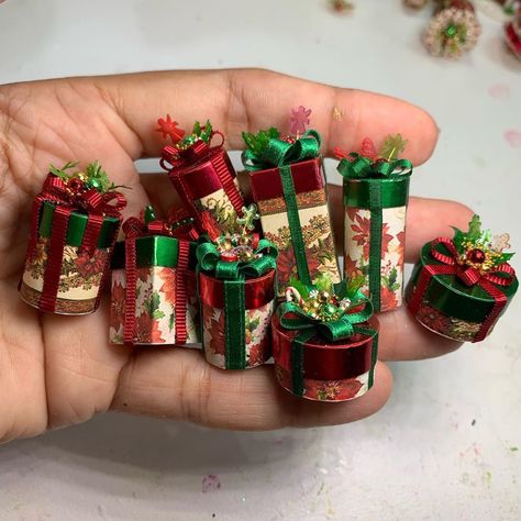 Christmas Dollhouse Decorations, Miniature Gifts Handmade, Mini Christmas Ornaments Diy Tree Decorations, Dollhouse Christmas Decorations Diy, Christmas Miniatures Diy, Dollhouse Christmas Decorations, Mini Christmas Decor, Miniature Christmas Decorations, Reindeer Diy