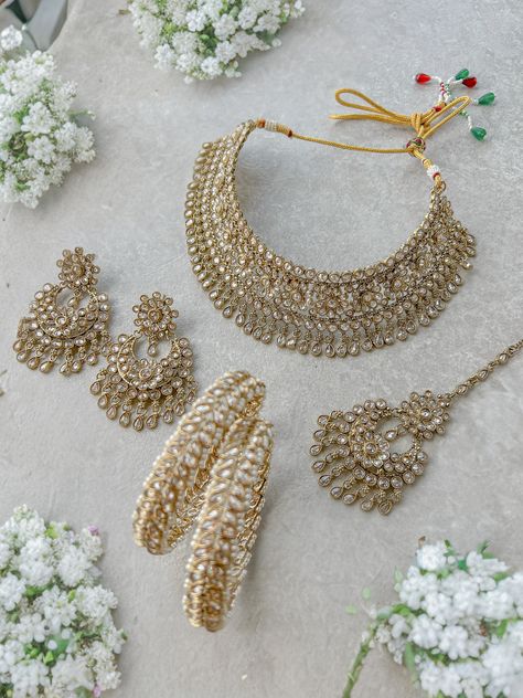 Tamil Jewellery Design, Golden Bridal Jewellery, Jewelry For Lehenga, Indian Jewelry Sets Simple, Antique Gold Choker Set, Gold Choker Set, Asian Bridal Jewellery, Wedding Jewellery Designs, Pakistani Jewellery